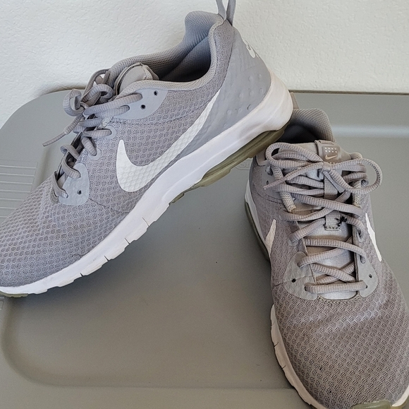 Nike Gray Mesh With White Swoosh Logo Lightweight Tennis Shoes Size 10.5 - Picture 1 of 7